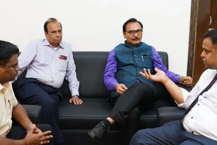 Photo by SKINSTITUTE- Dr. Kumar Abhishek on February 02, 2024. May be an image of one or more people, people studying, people smiling, hospital and office.