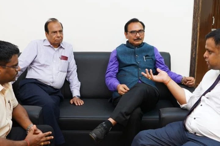 Photo-by-SKINSTITUTE-Dr.-Kumar-Abhishek-on-February-02-2024.-May-be-an-image-of-one-or-more-people-people-studying-people-smiling-hospital-and-office.jpg
